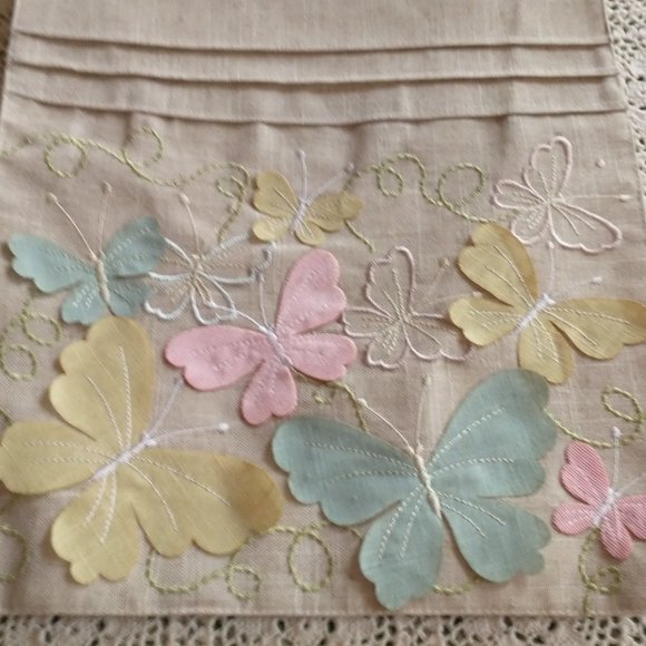 Table Runner Embroidered Butterflies Lintex NWT - Picture 8 of 9
